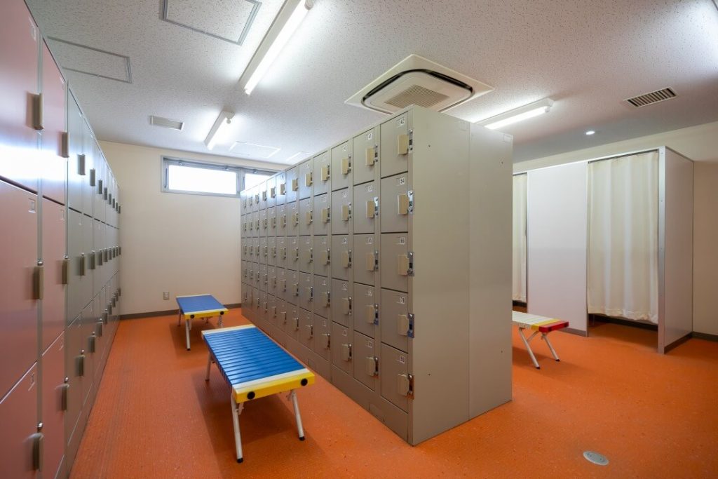 プール用女子ロッカールーム